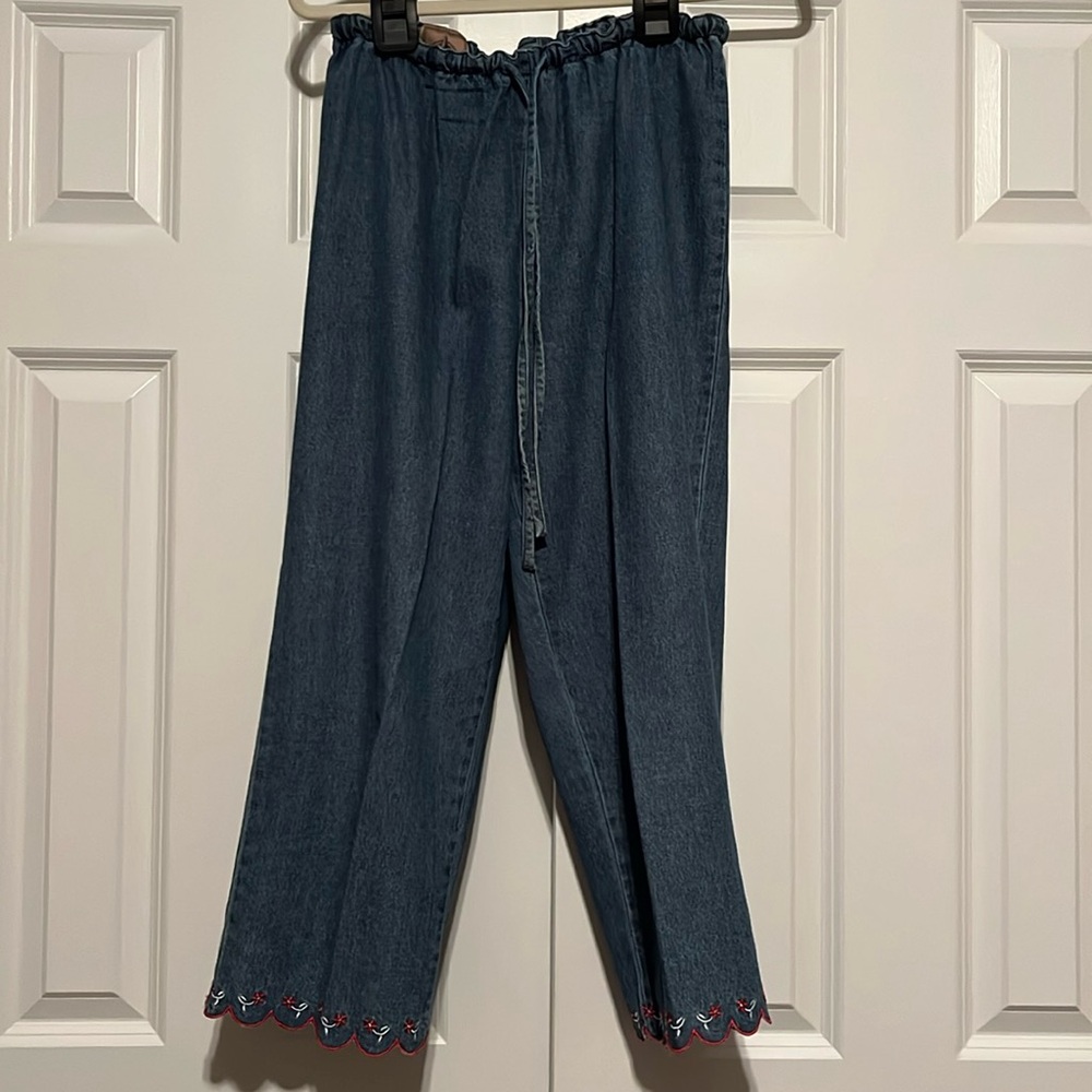 AMI cute denim capris with floral stitched scalloped hem